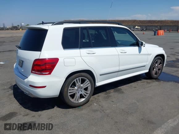 ✅ 2013 Mercedes-Benz GLK 350 • VIN: WDCGG5HBXDG028201 • Lot: 43084401. Listed on IAAI with 60,660 mi. Free auction sales archive from the USA and detailed vehicle history report at DreamBid. Image 4.