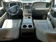 ✅ 2015 Lincoln Navigator • VIN: 5LMJJ3HT0FEJ12691 • Lot: 65712995. Wystawiony na Copart z przebiegiem 145 350 mil. Bezpłatny archiwum sprzedaży aukcyjnych z USA i szczegółowy raport historii pojazdu na DreamBid. Zdjęcie 8.