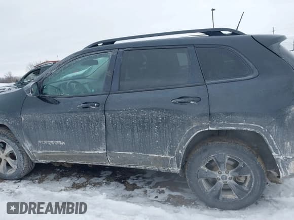 ✅ 2016 Jeep Cherokee Limited • VIN: 1C4PJMDB6GW331557 • Lot: 41601297. Wystawiony na IAAI z przebiegiem 175 562 mil. Bezpłatny archiwum sprzedaży aukcyjnych z USA i szczegółowy raport historii pojazdu na DreamBid. Zdjęcie 14.