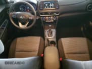 ✅ 2018 Hyundai Kona SEL • VIN: KM8K22AA2JU154348 • Лот: 37891614. Опубликован ранее на Copart с пробегом 32 183 миль. Бесплатный доступ к архиву аукционных продаж из США и подробный отчёт об истории автомобиля на DreamBid. Изображение 8.