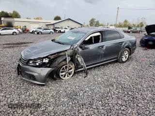 ✅ 2017 Volkswagen Passat S • VIN: 1VWAT7A38HC038239 • Lot: 86126035. Wystawiony na Copart z przebiegiem 178 689 mil. Bezpłatny archiwum sprzedaży aukcyjnych z USA i szczegółowy raport historii pojazdu na DreamBid. Zdjęcie 1.