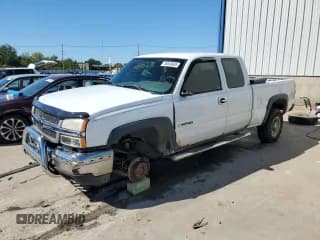 ✅ 2004 Chevrolet Silverado 2500HD LS • VIN: 1GCHK29U74E112639 • Lot: 85643665. Wystawiony na Copart z przebiegiem 261 870 mil. Bezpłatny archiwum sprzedaży aukcyjnych z USA i szczegółowy raport historii pojazdu na DreamBid. Zdjęcie 1.