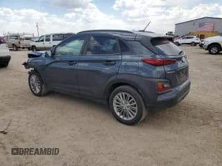 ✅ 2021 Hyundai Kona SEL • VIN: KM8K22AA9MU689987 • Лот: 68582044. Опубликован ранее на Copart с пробегом 20 744 миль. Бесплатный доступ к архиву аукционных продаж из США и подробный отчёт об истории автомобиля на DreamBid. Изображение 2.