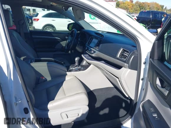 ✅ 2017 Toyota Highlander Limited Platinum • VIN: 5TDYZRFH5HS218017 • Lot: 43569903. Listed on IAAI with 221,162 mi. Free auction sales archive from the USA and detailed vehicle history report at DreamBid. Image 5.