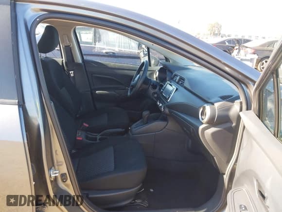✅ 2024 Nissan Versa S • VIN: 3N1CN8DV0RL909622 • Лот: 43860409. Опубликован ранее на IAAI с пробегом 23 730 миль. Бесплатный доступ к архиву аукционных продаж из США и подробный отчёт об истории автомобиля на DreamBid. Изображение 5.