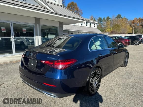 ✅ 2022 Mercedes-Benz C 300 • VIN: W1KAF4HB2NR017214 • Lot: 90932635. Wystawiony na Copart z przebiegiem 57 673 mil. Bezpłatny archiwum sprzedaży aukcyjnych z USA i szczegółowy raport historii pojazdu na DreamBid. Zdjęcie 4.