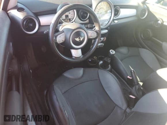 ✅ 2010 MINI Clubman • VIN: WMWML3C58ATX51197 • Lot: 87240645. Wystawiony na Copart z przebiegiem Nie podano. Bezpłatny archiwum sprzedaży aukcyjnych z USA i szczegółowy raport historii pojazdu na DreamBid. Zdjęcie 8.