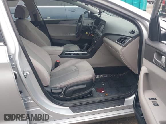 ✅ 2016 Hyundai Sonata SE • VIN: 5NPE24AFXGH357001 • Лот: 43565076. Опубликован ранее на IAAI с пробегом 257 608 миль. Бесплатный доступ к архиву аукционных продаж из США и подробный отчёт об истории автомобиля на DreamBid. Изображение 5.