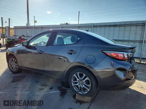 ✅ 2019 Toyota Yaris LE • VIN: 3MYDLBYV7KY505421 • Лот: 81595095. Опубликован ранее на Copart с пробегом 106 556 миль. Бесплатный доступ к архиву аукционных продаж из США и подробный отчёт об истории автомобиля на DreamBid. Изображение 2.