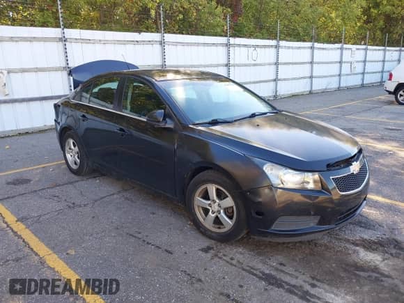 2012 Chevrolet Cruze 1LT z VIN 1G1PF5SC2C7387396, wystawiony jako IAAI lot #43401730 z przebiegiem 137 692 mil mil oraz . Historia ofert i sprzedaży dostępna na DreamBid. Obrazek 1.