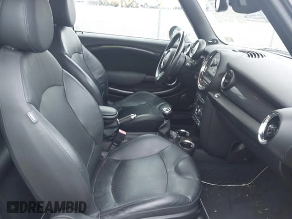 ✅ 2011 MINI Convertible S • VIN: WMWZP3C50BTX84044 • Lot: 42669717. Wystawiony na IAAI z przebiegiem Nie podano. Bezpłatny archiwum sprzedaży aukcyjnych z USA i szczegółowy raport historii pojazdu na DreamBid. Zdjęcie 5.