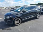 ✅ 2019 Lincoln MKC Select • VIN: 5LMCJ2C99KUL08014 • Lot: 43123646. Wystawiony na IAAI z przebiegiem 63 832 mil. Bezpłatny archiwum sprzedaży aukcyjnych z USA i szczegółowy raport historii pojazdu na DreamBid. Zdjęcie 17.
