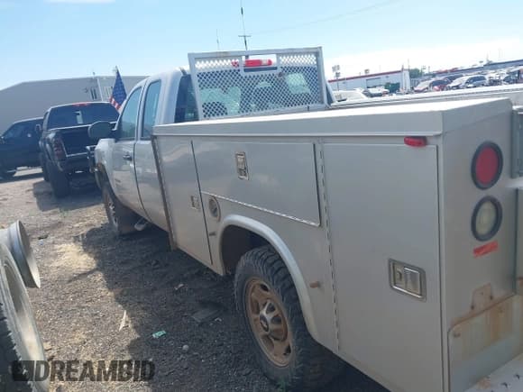 ✅ 2011 Chevrolet Silverado 2500HD • VIN: 1GB2KVCG0BZ409840 • Lot: 42944133. Wystawiony na IAAI z przebiegiem Nie podano. Bezpłatny archiwum sprzedaży aukcyjnych z USA i szczegółowy raport historii pojazdu na DreamBid. Zdjęcie 14.