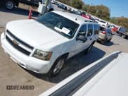 ✅ 2009 Chevrolet Suburban LS • VIN: 1GNFC16079R276304 • Lot: 43688312. Wystawiony na IAAI z przebiegiem 203 002 mil. Bezpłatny archiwum sprzedaży aukcyjnych z USA i szczegółowy raport historii pojazdu na DreamBid. Zdjęcie 2.