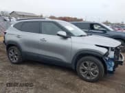 ✅ 2024 Kia Seltos S • VIN: KNDEUCAA4R7652532 • Lot: 43575880. Wystawiony na IAAI z przebiegiem 10 615 mil. Bezpłatny archiwum sprzedaży aukcyjnych z USA i szczegółowy raport historii pojazdu na DreamBid. Zdjęcie 14.