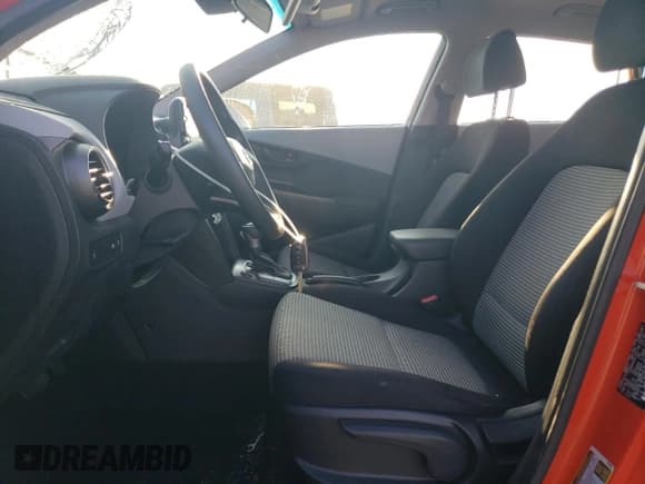 ✅ 2019 Hyundai Kona SE • VIN: KM8K12AAXKU307627 • Лот: 70744633. Опубликован ранее на Copart с пробегом 86 853 миль. Бесплатный доступ к архиву аукционных продаж из США и подробный отчёт об истории автомобиля на DreamBid. Изображение 7.