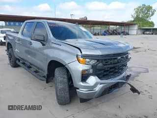 ✅ 2023 Chevrolet Silverado 1500 Custom • VIN: 1GCPABEK6PZ150802 • Lot: 43281753. Wystawiony na IAAI z przebiegiem 51 302 mil. Bezpłatny archiwum sprzedaży aukcyjnych z USA i szczegółowy raport historii pojazdu na DreamBid. Zdjęcie 1.