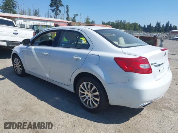 ✅ 2013 Suzuki Kizashi SE • VIN: JS2RF9A36D6100373 • Lot: 42816495. Wystawiony na IAAI z przebiegiem 86 223 mil. Bezpłatny archiwum sprzedaży aukcyjnych z USA i szczegółowy raport historii pojazdu na DreamBid. Zdjęcie 3.