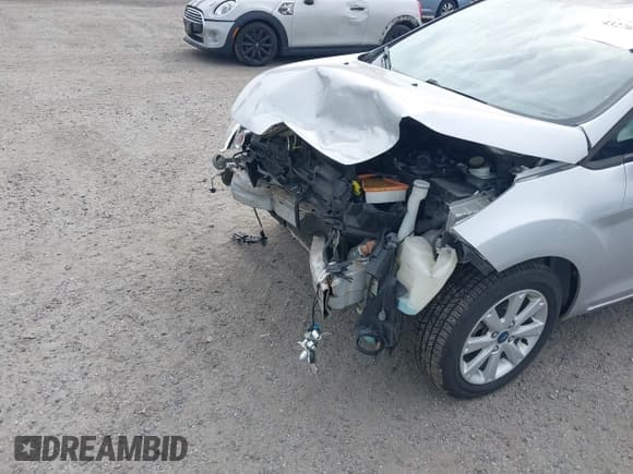 ✅ 2013 Ford Fiesta SE • VIN: 3FADP4EJ9DM164457 • Lot: 43276730. Wystawiony na IAAI z przebiegiem 95 000 mil. Bezpłatny archiwum sprzedaży aukcyjnych z USA i szczegółowy raport historii pojazdu na DreamBid. Zdjęcie 6.