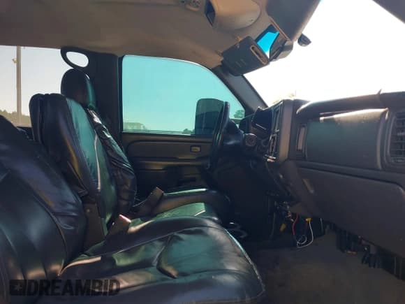 ✅ 2006 Chevrolet Silverado 2500HD Work Truck • VIN: 1GCHC23U06F122366 • Lot: 43701699. Wystawiony na IAAI z przebiegiem 330 993 mil. Bezpłatny archiwum sprzedaży aukcyjnych z USA i szczegółowy raport historii pojazdu na DreamBid. Zdjęcie 5.