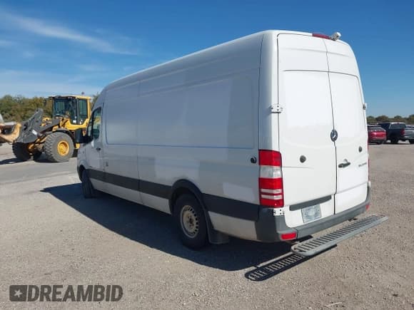 ✅ 2015 Mercedes-Benz Sprinter Cargo EXT • VIN: WD3PE8DBXFP132946 • Lot: 43455287. Wystawiony na IAAI z przebiegiem 403 291 mil. Bezpłatny archiwum sprzedaży aukcyjnych z USA i szczegółowy raport historii pojazdu na DreamBid. Zdjęcie 3.