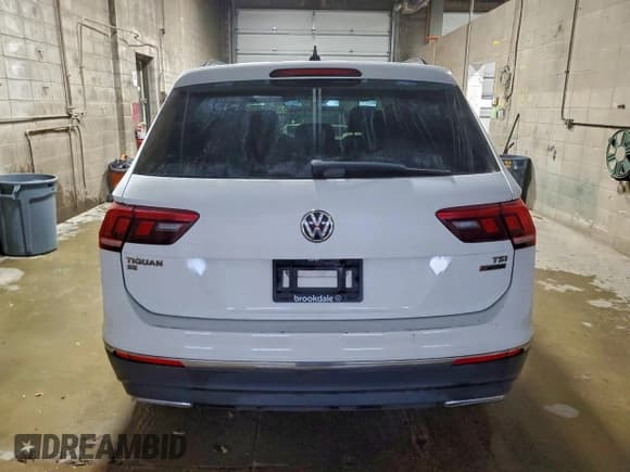 ✅ 2018 Volkswagen Tiguan SEL • VIN: 3VV2B7AX6JM035889 • Лот: 95746205. Опубликован ранее на Copart с пробегом 181 000 миль. Бесплатный доступ к архиву аукционных продаж из США и подробный отчёт об истории автомобиля на DreamBid. Изображение 6.
