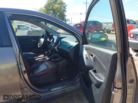 ✅ 2011 Hyundai Tucson Limited • VIN: KM8JUCAC3BU192055 • Lot: 43063727. Listed on IAAI with 214,573 mi. Free auction sales archive from the USA and detailed vehicle history report at DreamBid. Image 5.