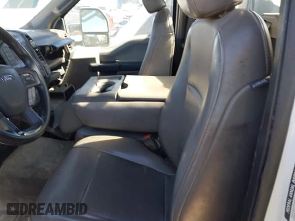 ✅ 2019 Ford F-250 XL • VIN: 1FTBF2A67KED13428 • Lot: 43662167. Wystawiony na IAAI z przebiegiem 199 623 mil. Bezpłatny archiwum sprzedaży aukcyjnych z USA i szczegółowy raport historii pojazdu na DreamBid. Zdjęcie 8.