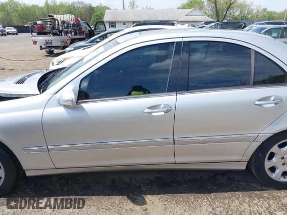 ✅ 2005 Mercedes-Benz C 240 • VIN: WDBRF81J75F707949 • Lot: 42083094. Wystawiony na IAAI z przebiegiem 108 730 mil. Bezpłatny archiwum sprzedaży aukcyjnych z USA i szczegółowy raport historii pojazdu na DreamBid. Zdjęcie 14.