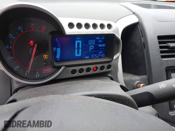 2015 Chevrolet Sonic RS z VIN 1G1JG5SB7F4169891, wystawiony jako IAAI lot #41527189 z przebiegiem 105 248 mil mil oraz . Historia ofert i sprzedaży dostępna na DreamBid. Obrazek 7.