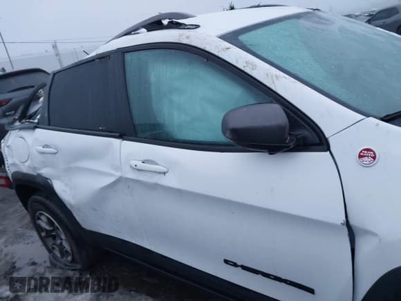 ✅ 2021 Jeep Cherokee Trailhawk • VIN: 1C4PJMBX5MD140170 • Lot: 41006444. Wystawiony na IAAI z przebiegiem 52 407 mil. Bezpłatny archiwum sprzedaży aukcyjnych z USA i szczegółowy raport historii pojazdu na DreamBid. Zdjęcie 13.