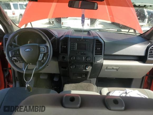 ✅ 2018 Ford F-150 XL • VIN: 1FTMF1CP9JFA95106 • Lot: 82300495. Wystawiony na Copart z przebiegiem 64 252 mil. Bezpłatny archiwum sprzedaży aukcyjnych z USA i szczegółowy raport historii pojazdu na DreamBid. Zdjęcie 8.