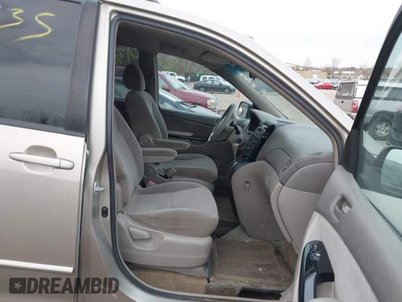 ✅ 2004 Toyota Sienna CE • VIN: 5TDZA23C54S211378 • Lot: 43638235. Wystawiony na IAAI z przebiegiem 138 827 mil. Bezpłatny archiwum sprzedaży aukcyjnych z USA i szczegółowy raport historii pojazdu na DreamBid. Zdjęcie 5.