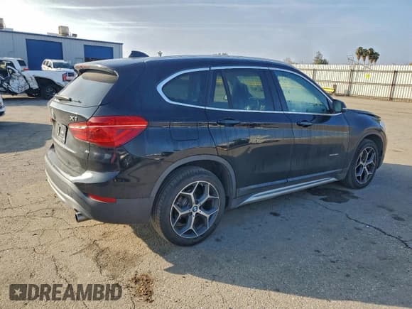 ✅ 2017 BMW X1 sDrive28i • VIN: WBXHU7C35HP924607 • Лот: 94376385. Опубликован ранее на Copart с пробегом 70 868 миль. Бесплатный доступ к архиву аукционных продаж из США и подробный отчёт об истории автомобиля на DreamBid. Изображение 3.