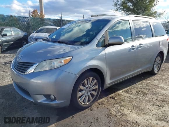 ✅ 2012 Toyota Sienna XLE • VIN: 5TDDK3DC2CS030751 • Лот: 43647736. Опубликован ранее на IAAI с пробегом 249 623 миль. Бесплатный доступ к архиву аукционных продаж из США и подробный отчёт об истории автомобиля на DreamBid. Изображение 2.