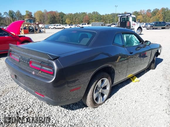 ✅ 2023 Dodge Challenger SXT • VIN: 2C3CDZAG5PH562987 • Lot: 43623143. Wystawiony na IAAI z przebiegiem 55 571 mil. Bezpłatny archiwum sprzedaży aukcyjnych z USA i szczegółowy raport historii pojazdu na DreamBid. Zdjęcie 4.