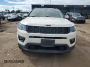 ✅ 2019 Jeep Compass Altitude • VIN: 3C4NJDBBXKT828006 • Lot: 80019605. Wystawiony na Copart z przebiegiem 67 031 mil. Bezpłatny archiwum sprzedaży aukcyjnych z USA i szczegółowy raport historii pojazdu na DreamBid. Zdjęcie 5.