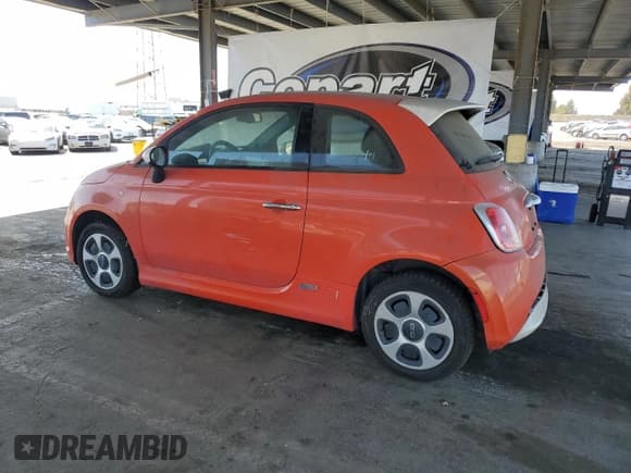✅ 2014 FIAT 500e • VIN: 3C3CFFGE3ET225298 • Lot: 58090645. Wystawiony na Copart z przebiegiem 77 820 mil. Bezpłatny archiwum sprzedaży aukcyjnych z USA i szczegółowy raport historii pojazdu na DreamBid. Zdjęcie 2.