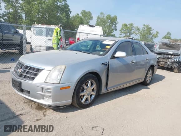 ✅ 2011 Cadillac STS RWD • VIN: 1G6DW6EDXB0122773 • Lot: 42783607. Wystawiony na IAAI z przebiegiem 140 838 mil. Bezpłatny archiwum sprzedaży aukcyjnych z USA i szczegółowy raport historii pojazdu na DreamBid. Zdjęcie 2.
