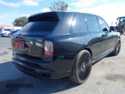 ✅ 2021 Rolls-Royce Cullinan • VIN: SLATV4C0XMU208037 • Lot: 41402539. Wystawiony na IAAI z przebiegiem 27 057 mil. Bezpłatny archiwum sprzedaży aukcyjnych z USA i szczegółowy raport historii pojazdu na DreamBid. Zdjęcie 4.