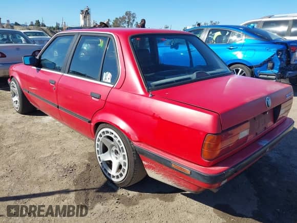 1989 BMW 3 Series 325i with VIN WBAAD230XK8847917, listed as a IAAI auction lot 41783562 with 196,122 mi miles and . Bid and sale history available at DreamBid. Image 3.