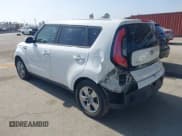 ✅ 2018 Kia Soul • VIN: KNDJN2A25J7544312 • Lot: 43548702. Wystawiony na IAAI z przebiegiem 71 156 mil. Bezpłatny archiwum sprzedaży aukcyjnych z USA i szczegółowy raport historii pojazdu na DreamBid. Zdjęcie 3.