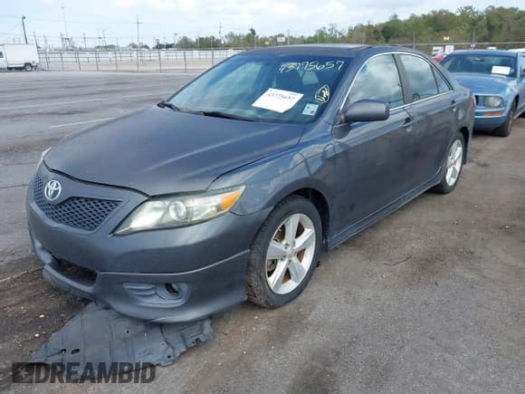 ✅ 2011 Toyota Camry LE • VIN: 4T1BF3EKXBU199987 • Лот: 43775657. Опубликован ранее на IAAI с пробегом 335 645 миль. Бесплатный доступ к архиву аукционных продаж из США и подробный отчёт об истории автомобиля на DreamBid. Изображение 2.