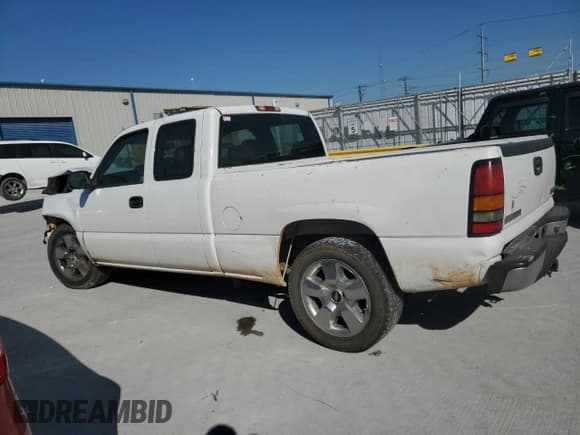 ✅ 2004 GMC Sierra 1500 SLE • VIN: 2GTEC19VX41186464 • Лот: 86314465. Опубликован ранее на Copart с пробегом 177 402 миль. Бесплатный доступ к архиву аукционных продаж из США и подробный отчёт об истории автомобиля на DreamBid. Изображение 2.
