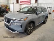 ✅ 2023 Nissan Rogue Platinum • VIN: JN8BT3DD7PW321530 • Lot: 69505295. Wystawiony na Copart z przebiegiem 26 040 mil. Bezpłatny archiwum sprzedaży aukcyjnych z USA i szczegółowy raport historii pojazdu na DreamBid. Zdjęcie 1.