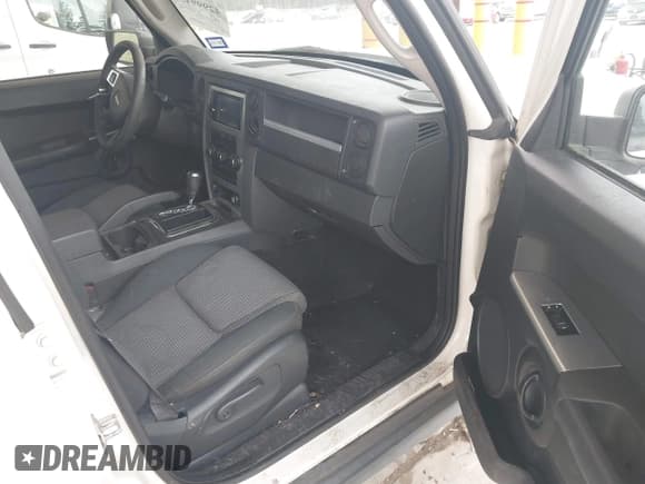 ✅ 2008 Jeep Commander Sport • VIN: 1J8HH48K08C220430 • Lot: 42999434. Wystawiony na IAAI z przebiegiem 142 041 mil. Bezpłatny archiwum sprzedaży aukcyjnych z USA i szczegółowy raport historii pojazdu na DreamBid. Zdjęcie 5.