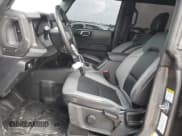 ✅ 2024 Ford Bronco Big Bend • VIN: 1FMDE7BH7RLB25857 • Лот: 90240015. Опубликован ранее на Copart с пробегом 6 298 миль. Бесплатный доступ к архиву аукционных продаж из США и подробный отчёт об истории автомобиля на DreamBid. Изображение 7.