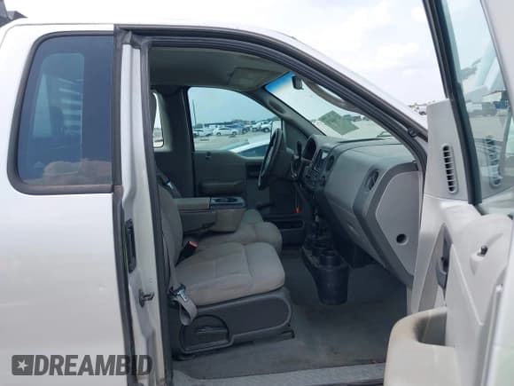 ✅ 2004 Ford F-150 XL • VIN: 1FTRF14W24NB59413 • Lot: 42106493. Wystawiony na IAAI z przebiegiem 142 791 mil. Bezpłatny archiwum sprzedaży aukcyjnych z USA i szczegółowy raport historii pojazdu na DreamBid. Zdjęcie 5.