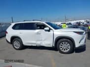 ✅ 2025 Toyota Highlander XLE • VIN: 5TDAAAB58SS070569 • Lot: 41665584. Listed on IAAI with 2,009 mi. Free auction sales archive from the USA and detailed vehicle history report at DreamBid. Image 13.