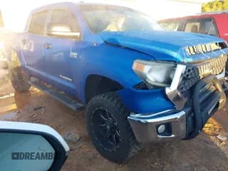 ✅ 2018 Toyota Tundra SR5 • VIN: 5TFDW5F16JX749827 • Lot: 43590103. Wystawiony na IAAI z przebiegiem 75 770 mil. Bezpłatny archiwum sprzedaży aukcyjnych z USA i szczegółowy raport historii pojazdu na DreamBid. Zdjęcie 1.